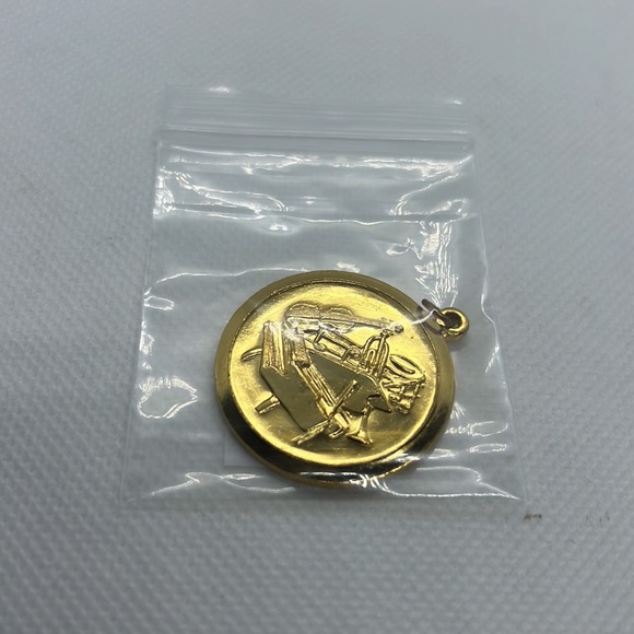 MUSICAL INSTRUMENT PENDANT CHARM GOLD TONE, PIANO, VIOLIN, SAXOPHONE, NOTE - Picture 9 of 10